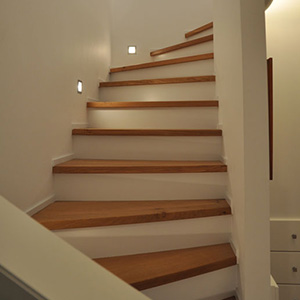 Treppe mit Holzdekor