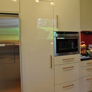 Weißer Küchenschrank mit Kühlschrank und Backofen