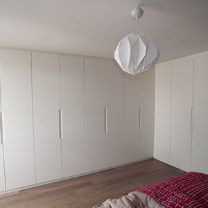 Modernes Schlafzimmer mit weißer Schrankwand