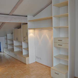 Wandschrank für einen Dachboden